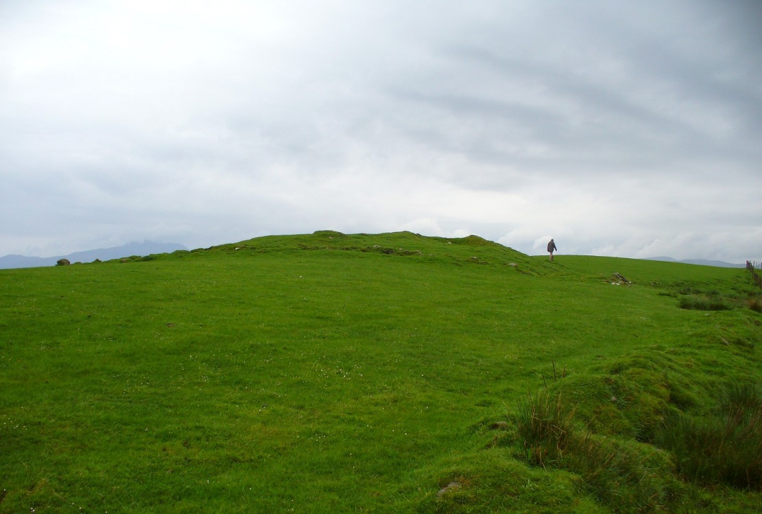 The mound of Ballachraggan tomb